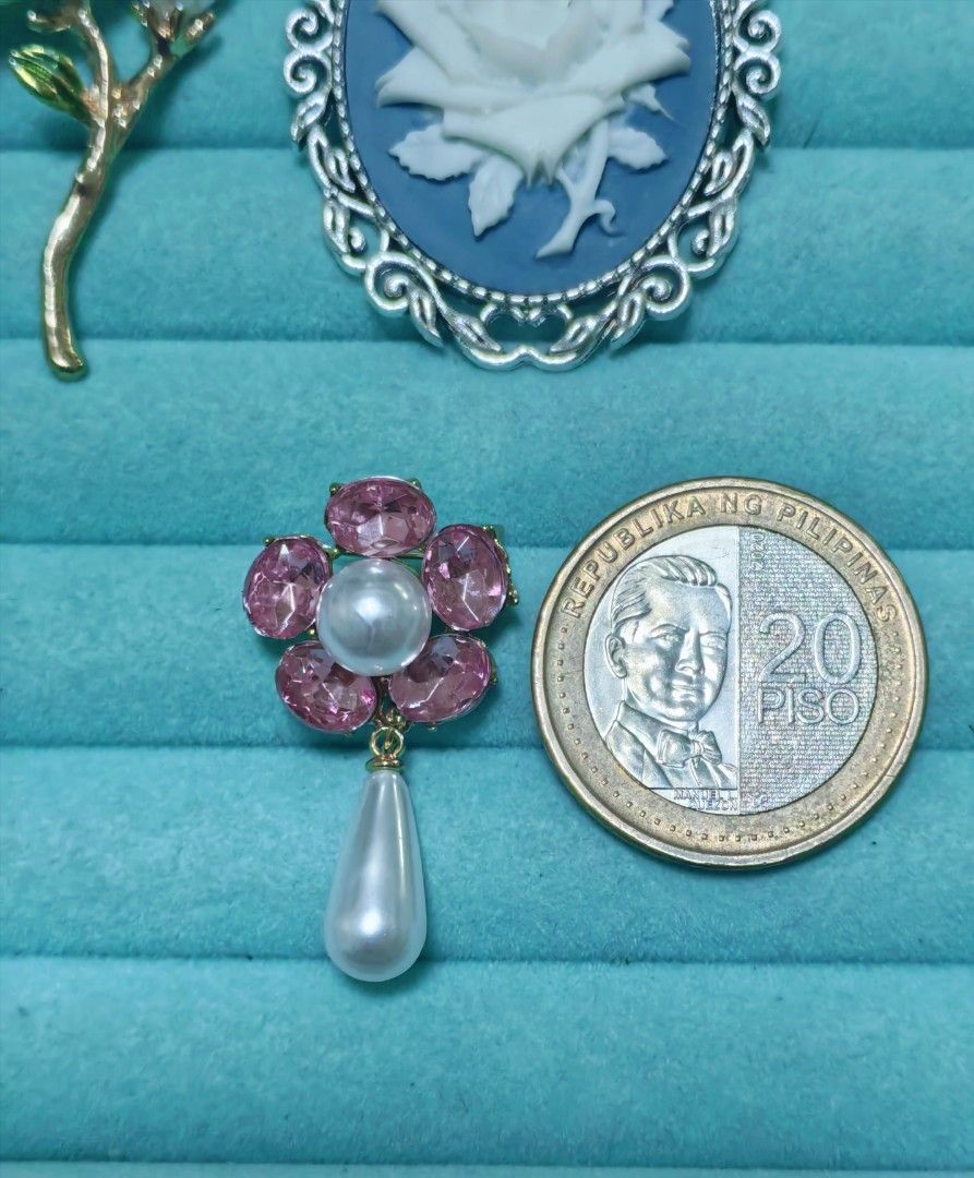 Brooch Pin Pink Flower Tassel (Category: Brooches) located in Taguig. Submitted by jeannescarlet (Listing ID 1461683101, Image 1). Description: 💎Brand New 💎Alloy Material.