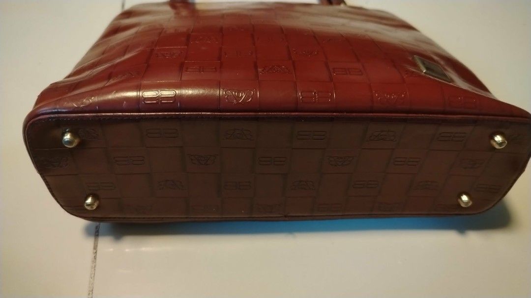 Brown Embossed Tote Bag (Category: Tote Bags) located in Manila. Submitted by wildwind_73f77a (Listing ID 1461588033, Image 3). Description: - Classic brown tote bag - Embossed pattern - Main compartment with inner zip pocket - Gold hardware details - Comfortable shoulder straps - Ideal for daily use or work.