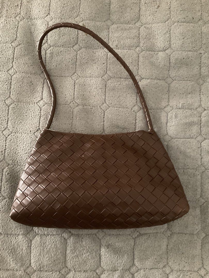 Brown Woven Shoulder Bag (Category: Shoulder Bags) located in San Juan City. Submitted by popoy2017 (Listing ID 1461577953, Image 1). Description: - Classic brown woven shoulder bag - Simple and timeless design - Light-colored fabric lining inside - Secure magnetic snap closure - Ideal for everyday use - Fits your daily essentials.