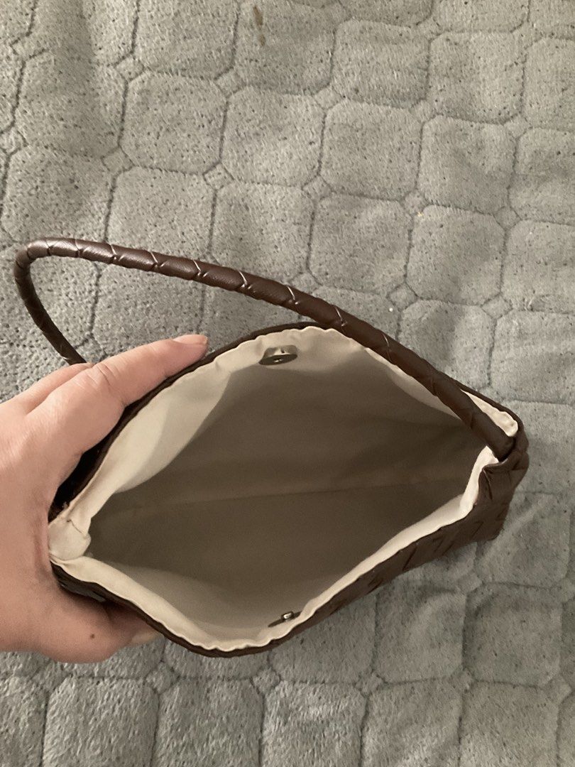 Brown Woven Shoulder Bag (Category: Shoulder Bags) located in San Juan City. Submitted by popoy2017 (Listing ID 1461577953, Image 2). Description: - Classic brown woven shoulder bag - Simple and timeless design - Light-colored fabric lining inside - Secure magnetic snap closure - Ideal for everyday use - Fits your daily essentials.
