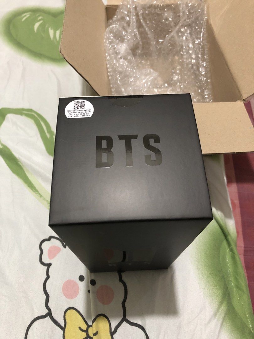 BTS OFFICIAL LIGHTSTICK VER 4 SEALED (Category: K-Wave Merchandise) located in Quezon City. Submitted by nieceev (Listing ID 1461680724, Image 2). Description: - Official BTS Lightstick Version 4 - Brand New and Sealed - 100% Authentic shipped from weverse - Bought it in K-MONSTAR .