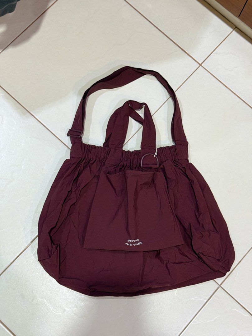 BTV XL DUMPLING BAG MAROON (Category: Beach Bags) located in Rizal. Submitted by maeminishop (Listing ID 1461796579, Image 3). Description: 📣 𝘽𝙀𝙔𝙊𝙉𝘿 𝙏𝙃𝙀 𝙑𝙄𝙉𝙀𝙎 𝘽𝘼𝙂𝙎 𝙁𝙊𝙍 𝙎𝘼𝙇𝙀 📣 Rfs: Decluttering 💕 All are original store and website bought for personal use. Letting go of some items which are lightly used to unused. Most are only used once 🤧 some have tags pa. Some have small scratch on metal wear most have no flaws. 🙅🏽