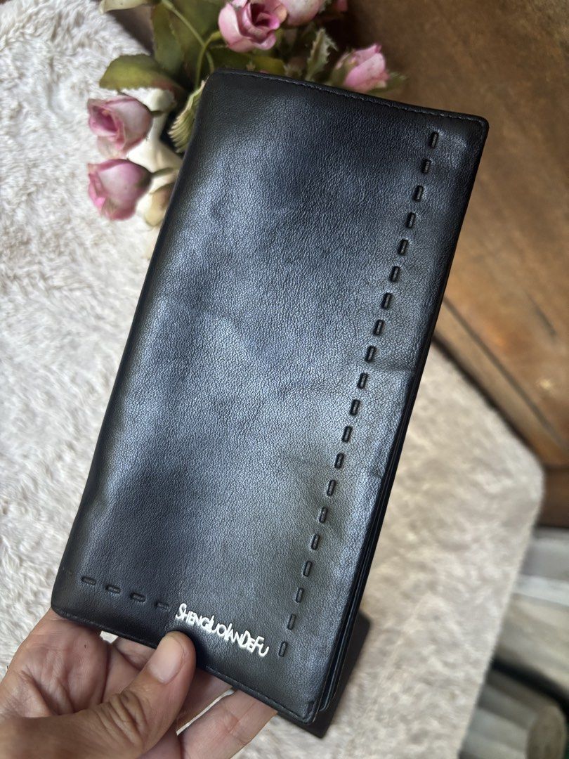 Bundle Genuine Slim Long Bifold Wallet (Category: Wallets & Card holders) located in Tarlac. Submitted by alta.mayo (Listing ID 1461772367, Image 3). Description: • Genuine leather • brown 18cm x 9cm black 17.5 x 8.5 cm • Japan anik-anik Guaranteed 💯% Authentic ❎ No Reservation 📌 Mop: Gcash 📌 Courier: JNT 📌 Location: Tarlac.