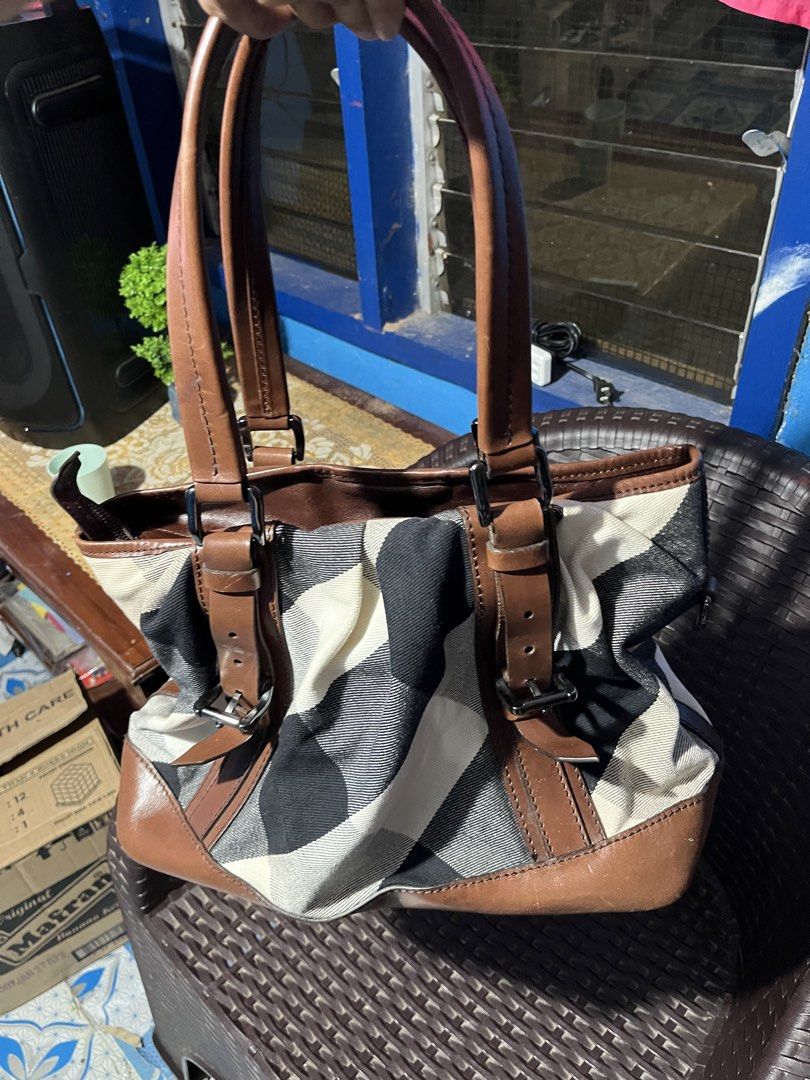 BURBERRY MEGA CHECK CANVAS LOWRY TOTE BAG (Category: Luxury Bags & Wallets) located in City of Isabela. Submitted by ibzagga (Listing ID 1461758103, Image 2). Description: AUTHENTIC BURBERRY MEGA CHECK CANVAS LOWRY TOTE BAG ✨Rare find in this pristine, no-damage condition! Perfect for daily luxury or everyday styling.CONDITION DETAILS:Overall Condition: 9.5/10 – Excellent / Very fresh. Well-kept and maintained.Canvas: Super clean, crisp, no disco