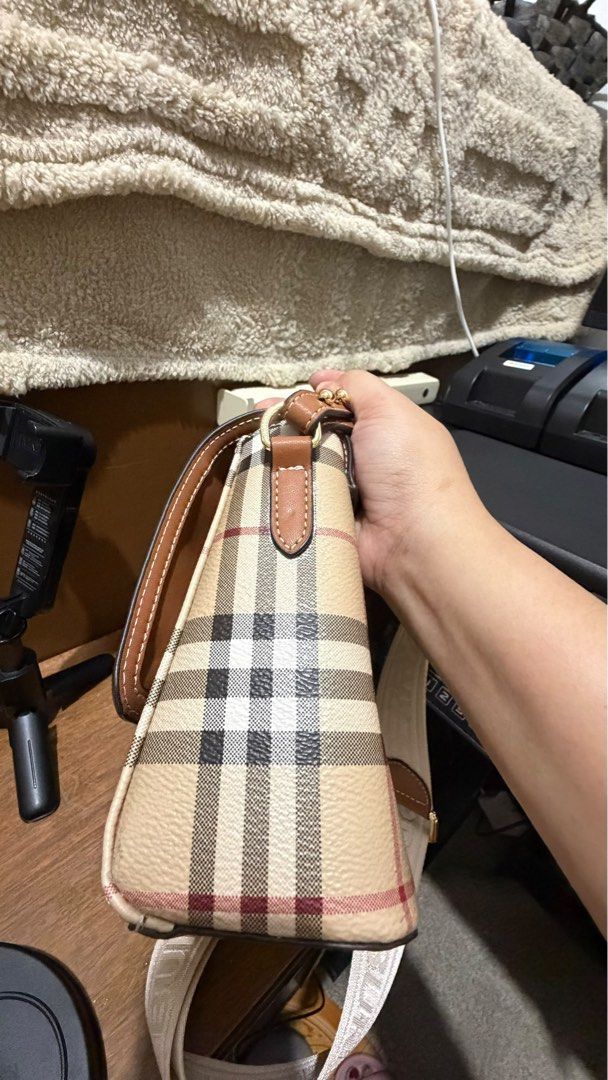 Burberry Crossbody Bag (Category: Luxury Bags & Wallets) located in Makati City. Submitted by shopchaze (Listing ID 1461695897, Image 2). Description: ✨ ITEM DESCRIPTION Details & Features: Model: Vintage Check Crossbody Body Bag Material: Canvas & Leather Color: Classic Check / Tan Brown Hardware: Gold-tone hardware Style: Crossbody / Shoulder bag with logo webbing strap Condition: BRAND NEW What’s Included: - DUST BAG 📍 Location: Pampanga, Phi