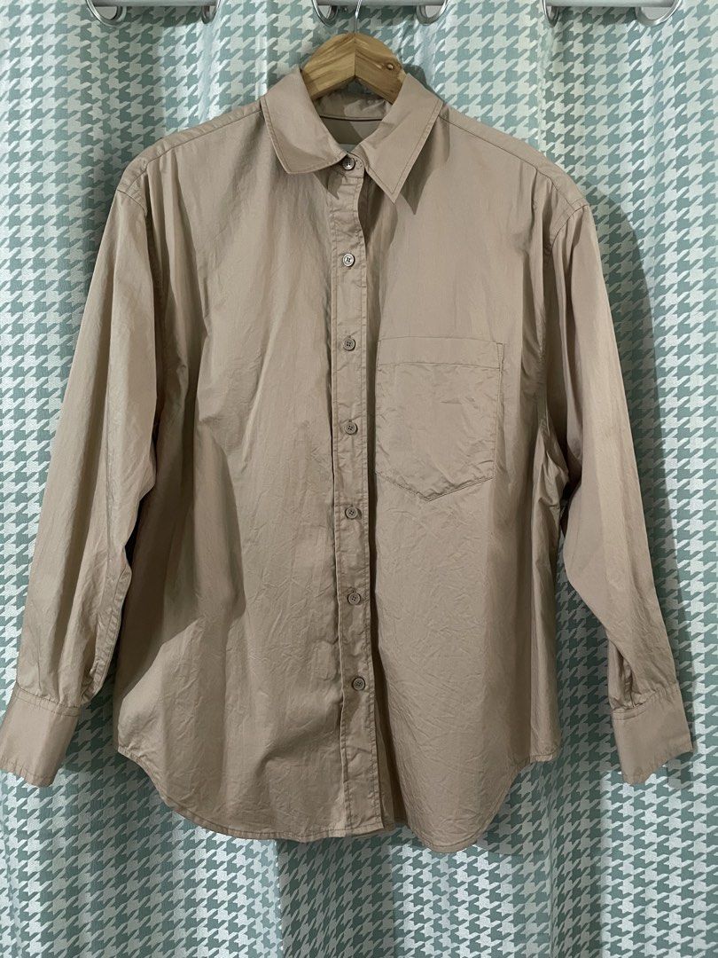 Calvin Klein Buttondown Shirt Top (Category: Longsleeves) located in Mabalacat. Submitted by sabinascloset.cleanout (Listing ID 1461588719, Image 1). Description: In great condition Size:36 Best fit medium to semi large .
