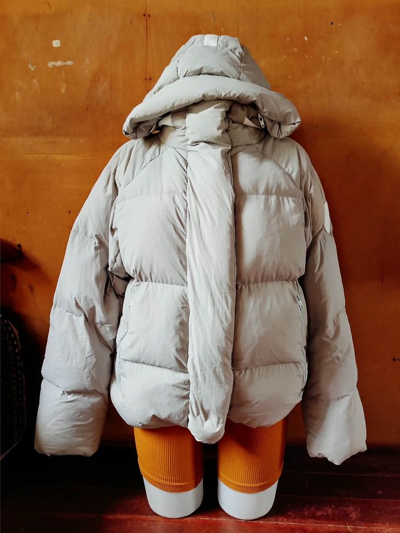 Canada Goose Puffer Jacket - Light Grey - Size S (Category: Coats, Jackets and Outerwear) located in Manila. Submitted by uswalinmay36225 (Listing ID 1461607284, Image 1). Description: - Authentic Canada Goose Puffer Jacket - Color: Light Grey - Made in Canada - Size: S (165/88A) - Hooded design for enhanced warmth - Ideal for cold weather conditions - Please check photos for detailed condition issue:last pic discoloration .