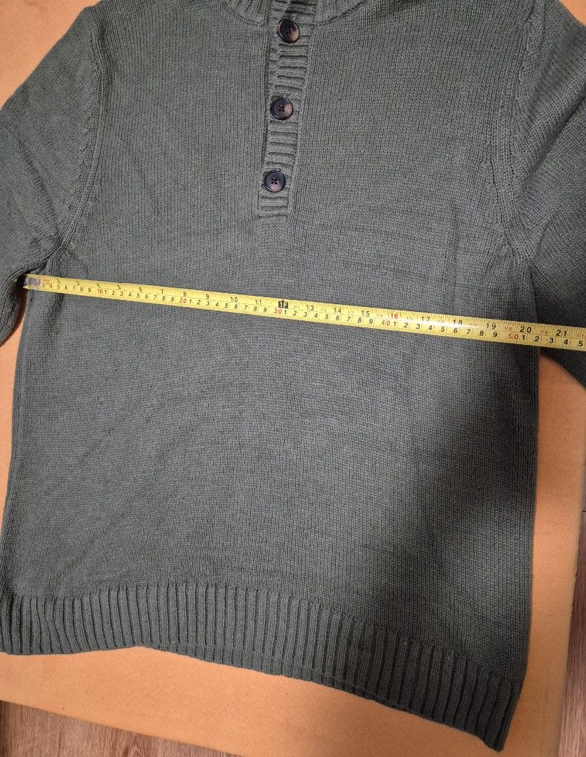 Sweater Army Green for Men size Large (Category: Coats, Jackets and Outerwear) located in Manila. Submitted by sorayabarr50152 (Listing ID 1461733601, Image 3). Description: Army Green Cardigan size Large.