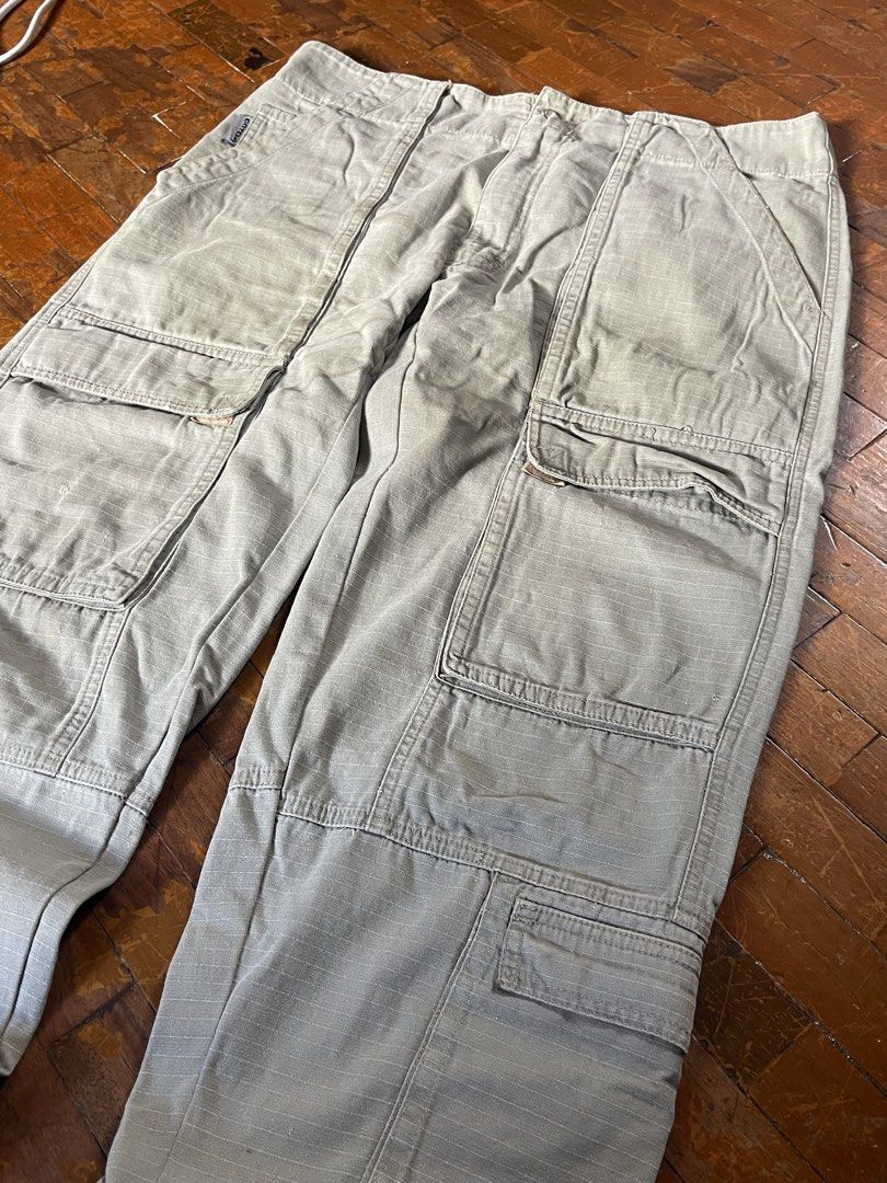 Cargo pants 8 pockets (Category: Jeans) located in Pila. Submitted by forty10finds (Listing ID 1461613297, Image 2). Description: WAIST: 34-36 LENGTH: 42 HEM: 7 NEED WASH.