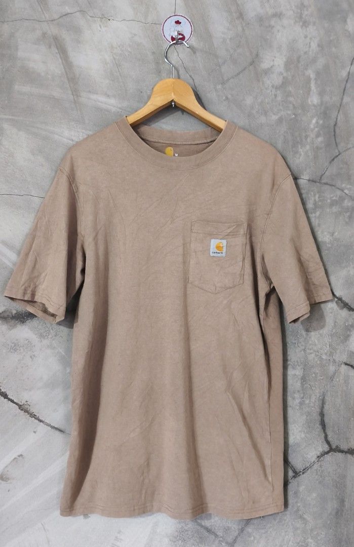 Carhartt K87 DES (Category: Tshirts & Polo Shirts ) located in Davao. Submitted by findloots (Listing ID 1461770476, Image 1). Description: This is a brown Carhartt short-sleeve pocket t-shirt featuring the brand's classic square logo patch on the chest Carhartt K87 As new Condition Size M W - 20 L -29.8 10/10 Color Rate No issue location Davao city Gcash payment only J&T Courier php 1,500 + sf.