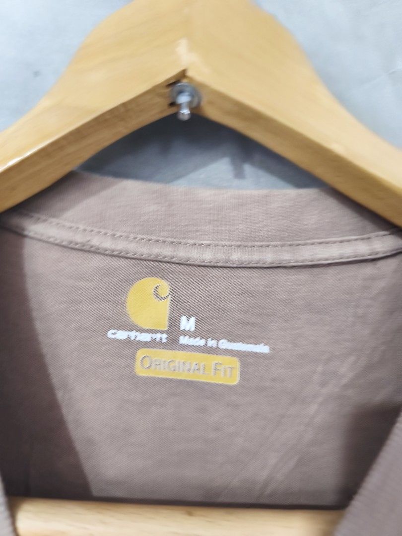 Carhartt K87 DES (Category: Tshirts & Polo Shirts ) located in Davao. Submitted by findloots (Listing ID 1461770476, Image 3). Description: This is a brown Carhartt short-sleeve pocket t-shirt featuring the brand's classic square logo patch on the chest Carhartt K87 As new Condition Size M W - 20 L -29.8 10/10 Color Rate No issue location Davao city Gcash payment only J&T Courier php 1,500 + sf.