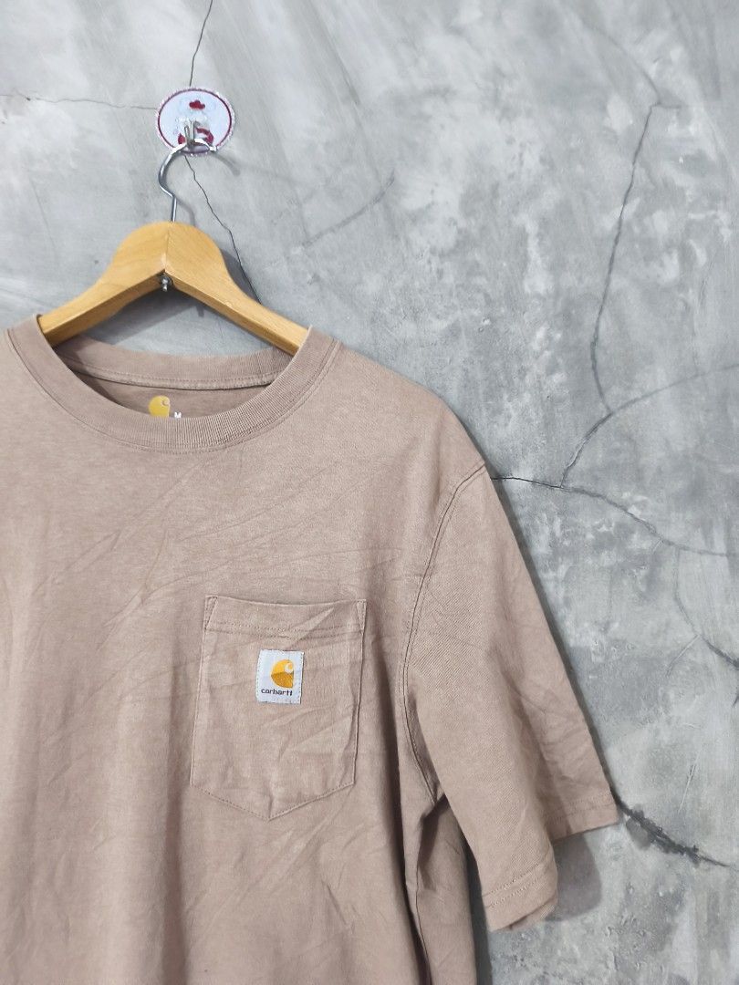 Carhartt K87 DES (Category: Tshirts & Polo Shirts ) located in Davao. Submitted by findloots (Listing ID 1461770476, Image 2). Description: This is a brown Carhartt short-sleeve pocket t-shirt featuring the brand's classic square logo patch on the chest Carhartt K87 As new Condition Size M W - 20 L -29.8 10/10 Color Rate No issue location Davao city Gcash payment only J&T Courier php 1,500 + sf.