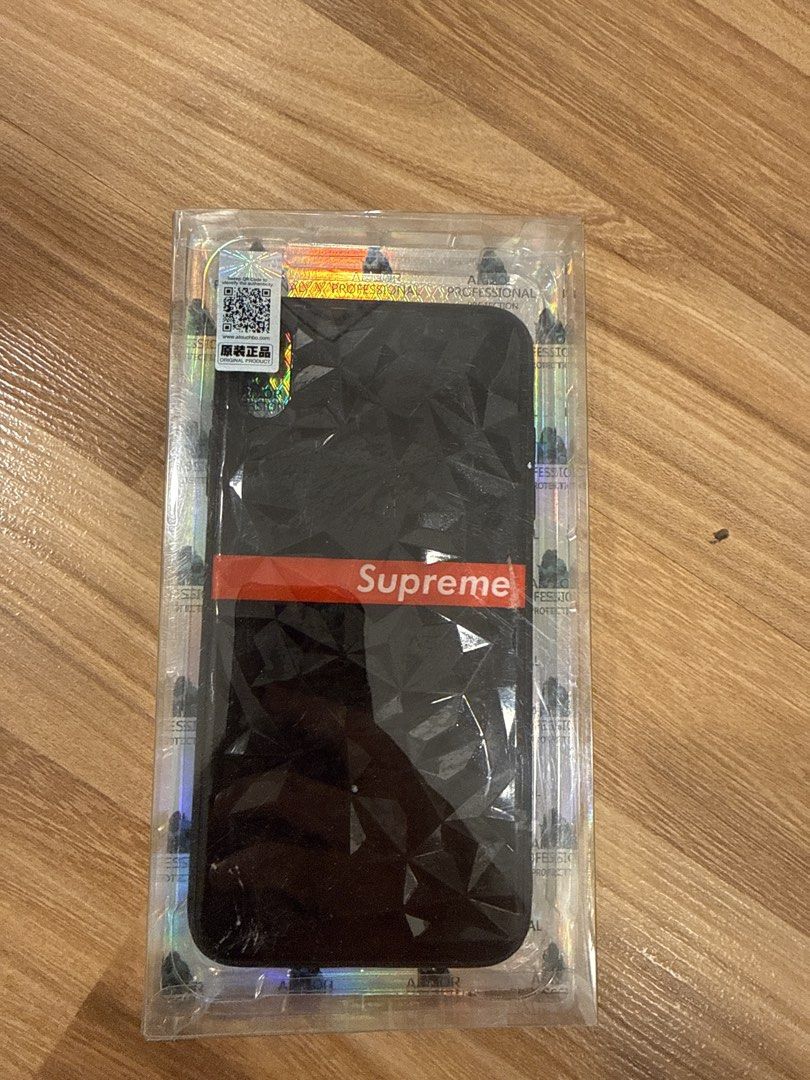 Case (Category: Cases & Covers) located in Kuala Lumpur. Submitted by joys_ontheway (Listing ID 1461713639, Image 3). Description: 2 IPhone XS max case. Satu comel Satu brand “Supreme”.