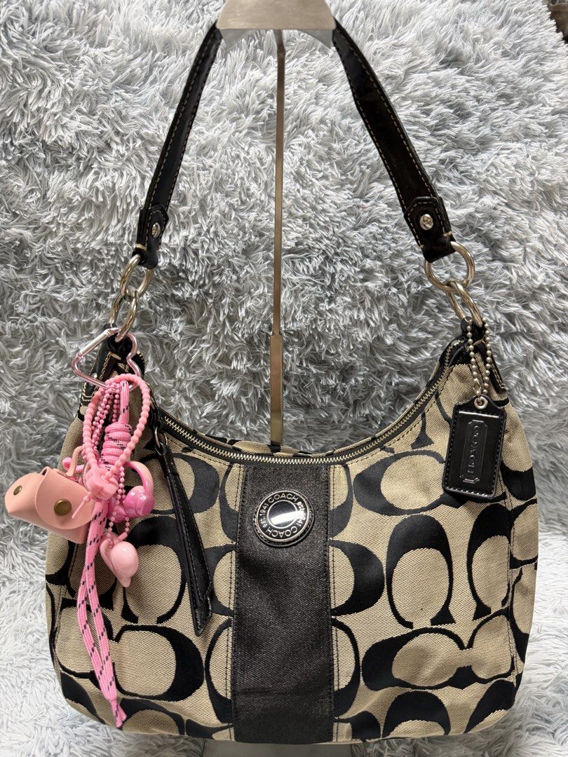 CCH Stripe black bag (large) (Category: Shoulder Bags) located in Hilongos. Submitted by theoldkikay (Listing ID 1461766715, Image 1). Description: .
