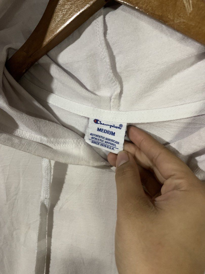 Champion Hoodie (Category: Coats, Jackets and Outerwear) located in Paranaque City. Submitted by thrift_in_the_hoods (Listing ID 1461780932, Image 2). Description: Dimes: 21.5x24 Size: Medium Issue: None .