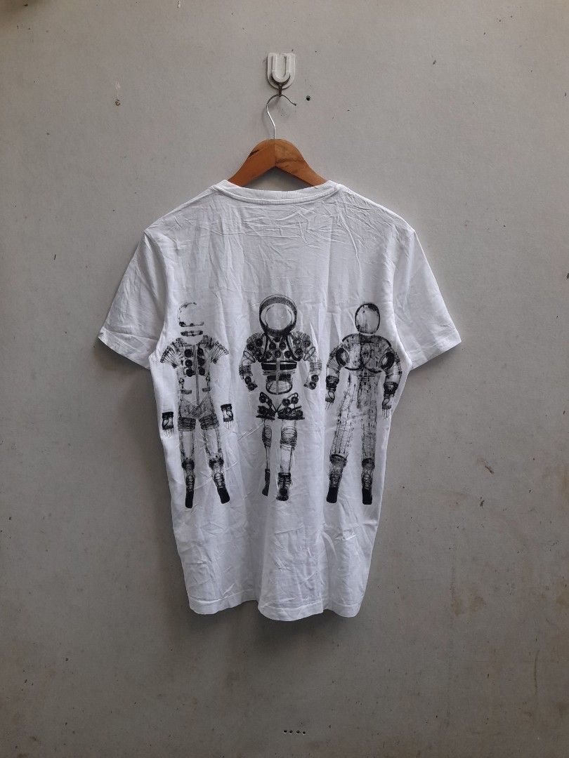 Chanel Astronaut Wrap Around Print (Category: Luxury Apparel) located in Iloilo. Submitted by mnky.bsns03 (Listing ID 1461706224, Image 3). Description: 9.5/10 Color rate No issues 27.5 Length 20.5 Width.