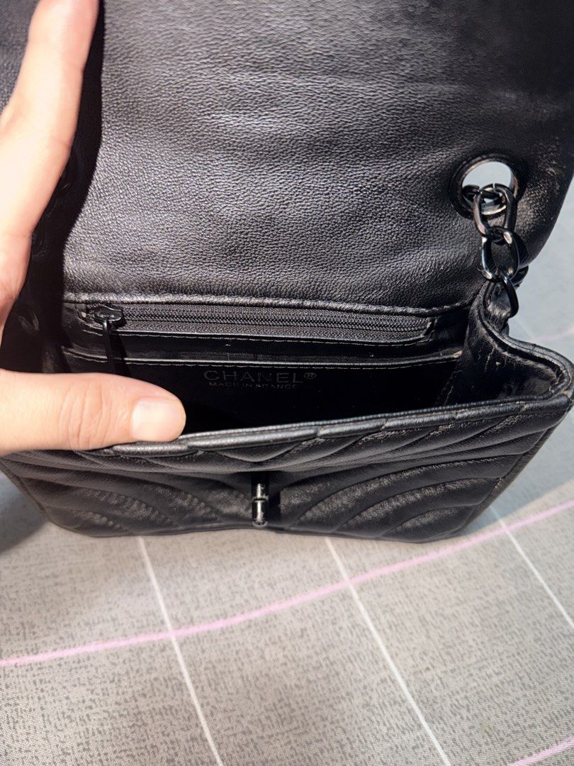 Chanel bag (Category: Cross-body Bags) located in Manila. Submitted by lhynbagscollection (Listing ID 1461591679, Image 3). Description: Pm para maassist this is second hand but like new .