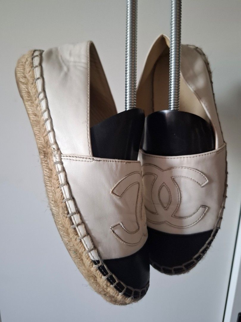 Chanel Espadrilles Flats White Black CC Logo (Category: Flats & Sandals) located in Marikina City. Submitted by bags21.ph (Listing ID 1461710322, Image 1). Description: - Classic Chanel espadrilles - White leather with black toe cap - Iconic CC logo on the vamp - Jute sole - Easy slip-on style - Ideal for casual wear.