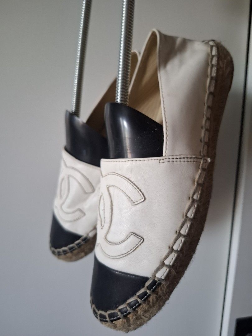 Chanel Espadrilles Flats White Black CC Logo (Category: Flats & Sandals) located in Marikina City. Submitted by bags21.ph (Listing ID 1461710322, Image 3). Description: - Classic Chanel espadrilles - White leather with black toe cap - Iconic CC logo on the vamp - Jute sole - Easy slip-on style - Ideal for casual wear.