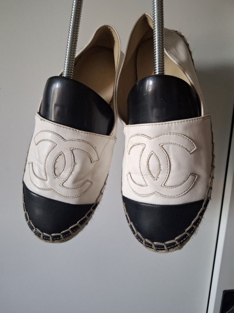Chanel Espadrilles Flats White Black CC Logo (Category: Flats & Sandals) located in Marikina City. Submitted by bags21.ph (Listing ID 1461710322, Image 2). Description: - Classic Chanel espadrilles - White leather with black toe cap - Iconic CC logo on the vamp - Jute sole - Easy slip-on style - Ideal for casual wear.