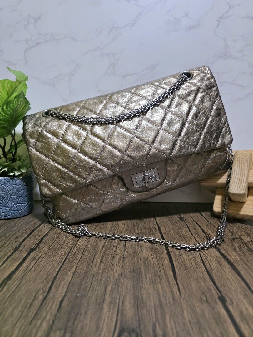 Chanel Reissue Large (Category: Luxury Bags & Wallets) located in Pasig City. Submitted by louloubells (Listing ID 1461750133, Image 1). Description: ✨Re-issue 2.55 Large in Metallic Gold SHW 👜8.5/10, very good condition. Tolerable.flaws like some corner rubs/ discoloration. Comes with authenticity card and dustbag. Series 11. SELLING LOW! ✨ PHP 115,000✨ .
