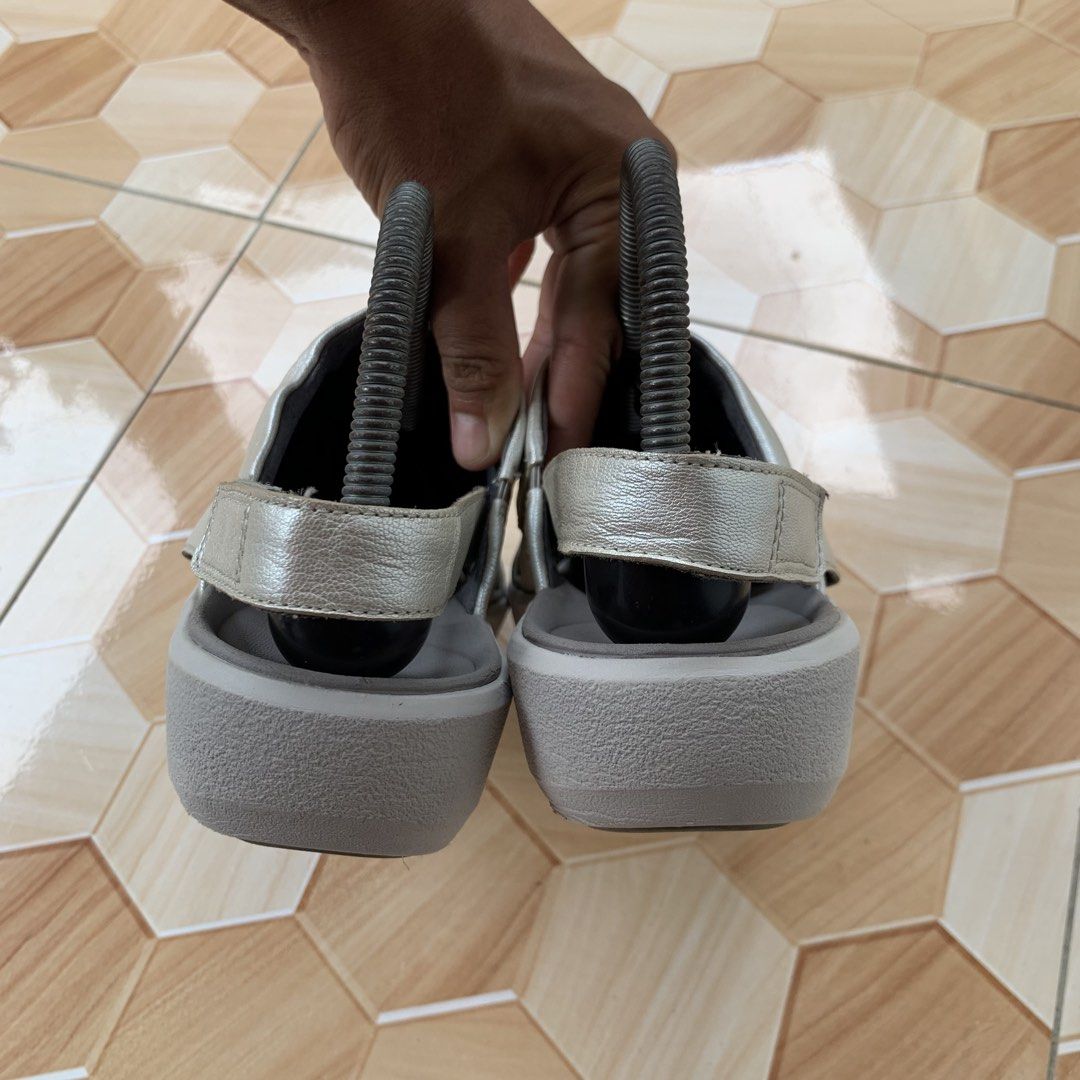 Clarks Sandal❗️ (Category: Sandals) located in Cebu City. Submitted by darrylopon12219 (Listing ID 1461597759, Image 3). Description: Orig💯 Excellent Condition Minor sing of usage Size 7 Eur 37-38 📍 CONSOLACION, CEBU ‎🚚 ship via J&T ‎DM NOW📩.