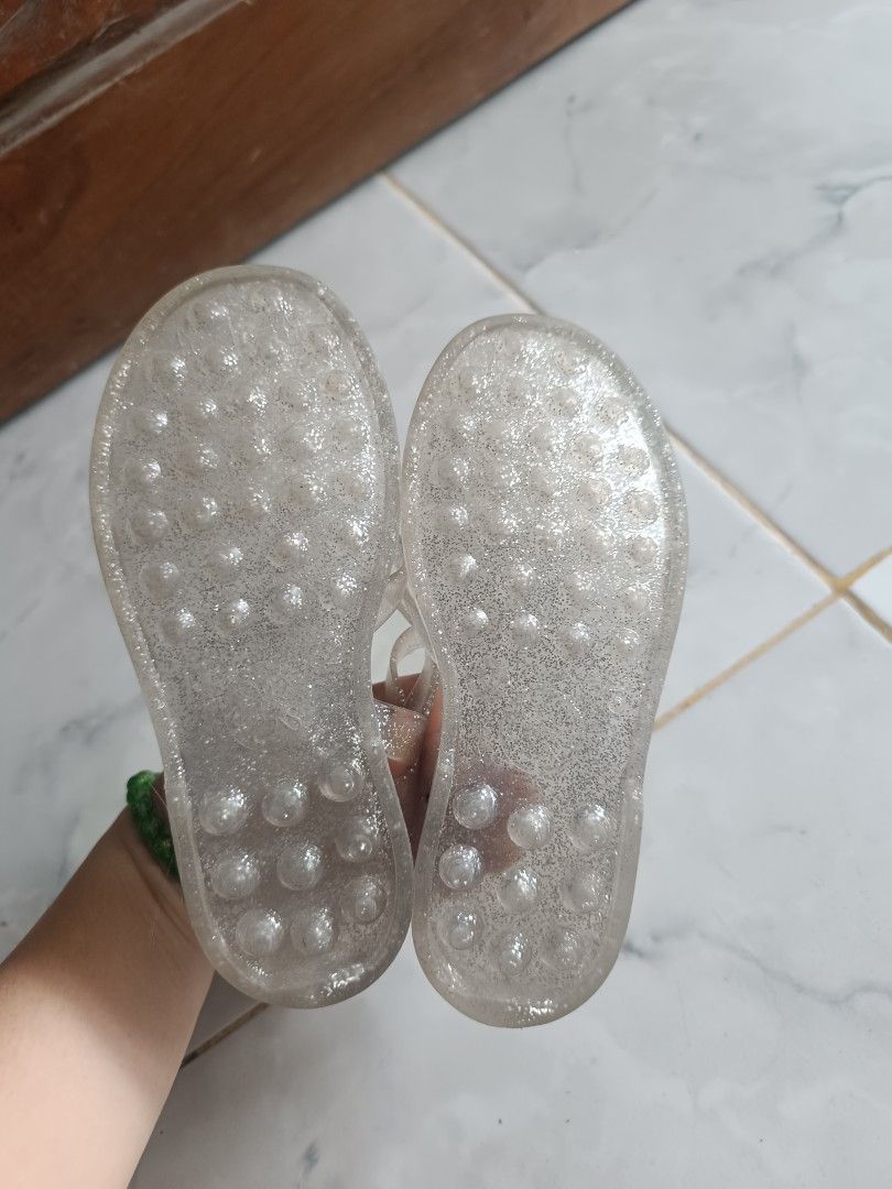 Clear Glitter Jelly Sandals for Kids (Category: Babies & Kids Fashion) located in Naga. Submitted by elzza_zenitram (Listing ID 1461624327, Image 3). Description: - Adorable clear jelly sandals with sparkling glitter - Ideal for beach, pool, or everyday wear - Waterproof and easy to clean - Features a secure buckle strap for a snug fit - Non-slip sole for added safety and grip - Perfect for active little ones 19cm insole.