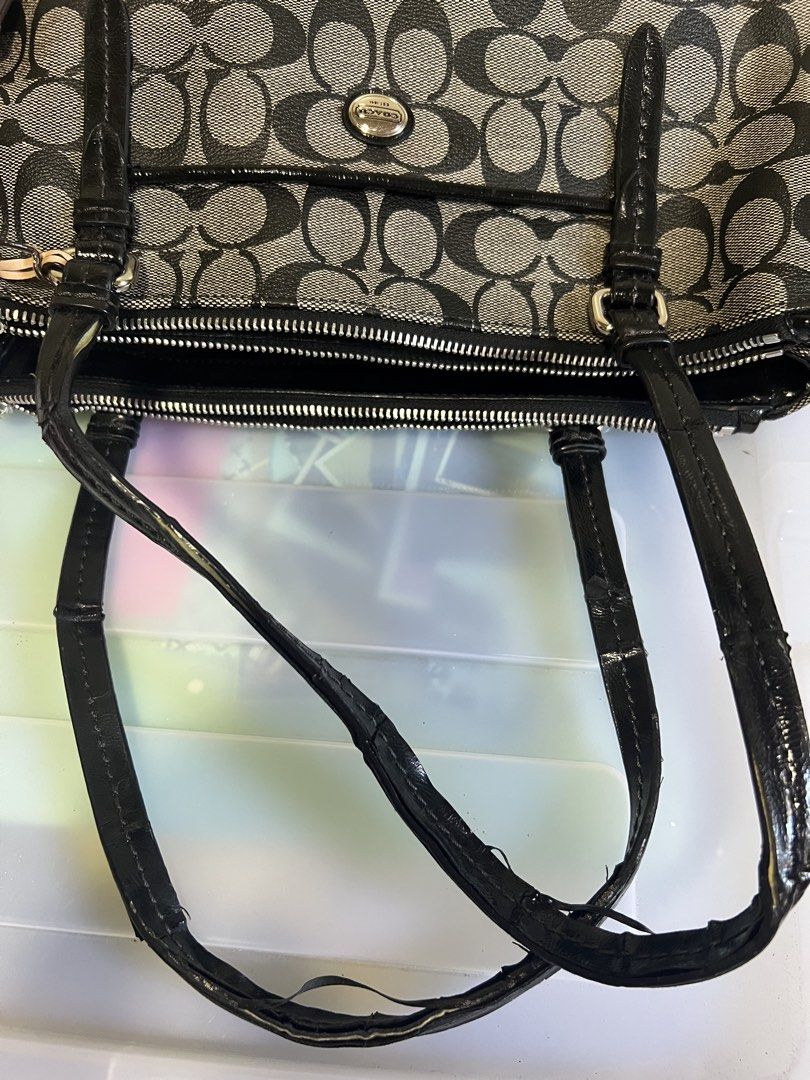 Coach (Category: Shoulder Bags) located in Manila. Submitted by genneve_preloved (Listing ID 1461796868, Image 3). Description: Coach bag Flaws bag strap see photo.