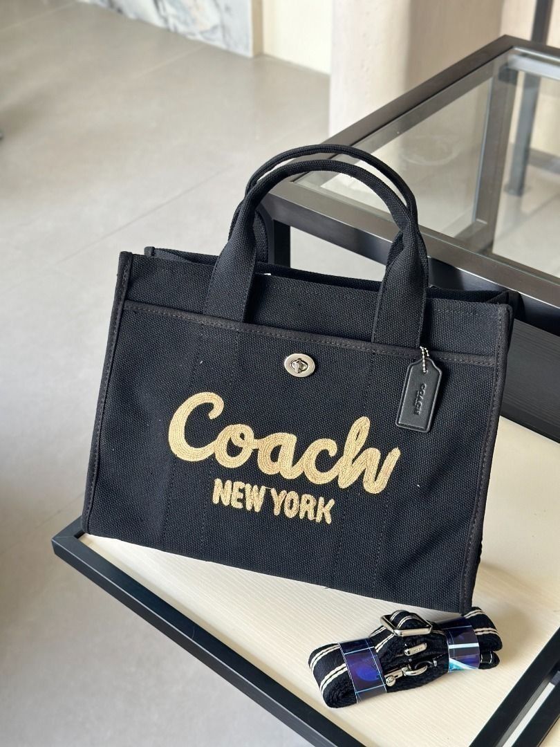 Coach Black Canvas Tote Bag with Gold Logo Embroidery （分類：Tote Bags）位於 Hong Kong。 由 caanacok-0 提交（商品編號 1461679062，圖片 2）。簡介： 。