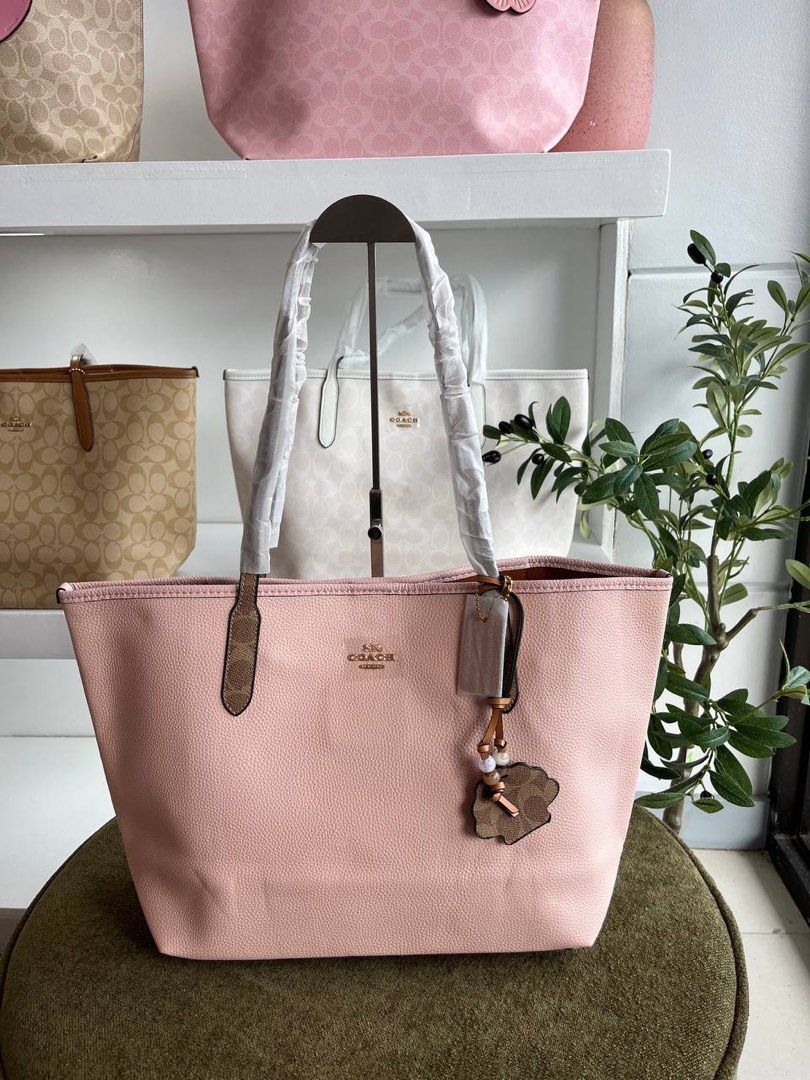 Coach City Tote (Category: Shoulder Bags) located in Binan City. Submitted by pinkykeenshop (Listing ID 1461759543, Image 1). Description: .