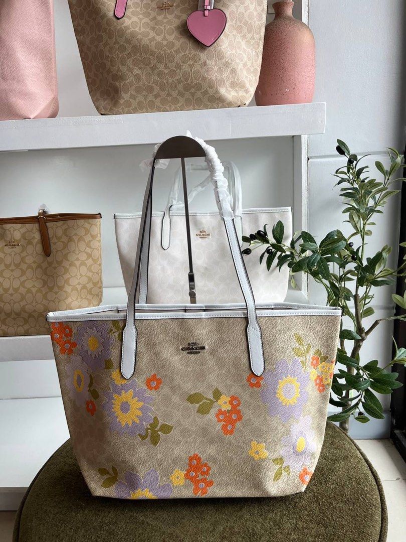 Coach City Tote (Category: Shoulder Bags) located in Binan City. Submitted by pinkykeenshop (Listing ID 1461760797, Image 1). Description: .