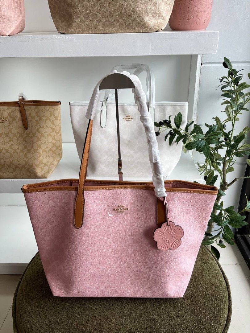Coach City Tote (Category: Shoulder Bags) located in Binan City. Submitted by pinkykeenshop (Listing ID 1461760962, Image 1). Description: .