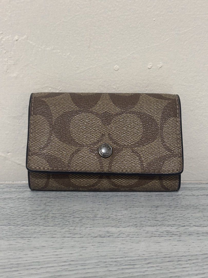 Coach Five Ring Key Case Saddle (Category: Luxury Bags & Wallets) located in Virac. Submitted by y0mimi (Listing ID 1461715984, Image 1). Description: - 100% authentic or money back - In good condition MOP: Gcash / BDO Courier: J&T / LBC Location: Bicol 💌Dm for offers.