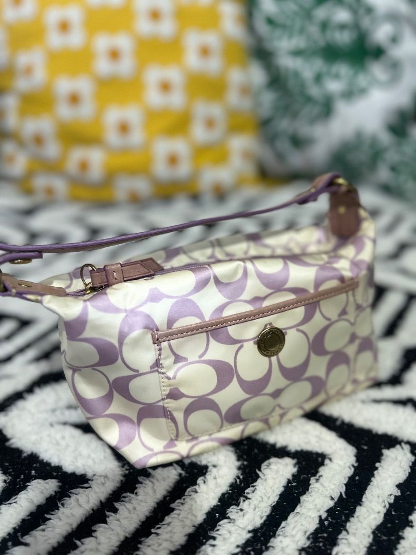 Coach Handbag (Category: Luxury Bags & Wallets) located in Cebu City. Submitted by isellhere123.543 (Listing ID 1461702646, Image 2). Description: .