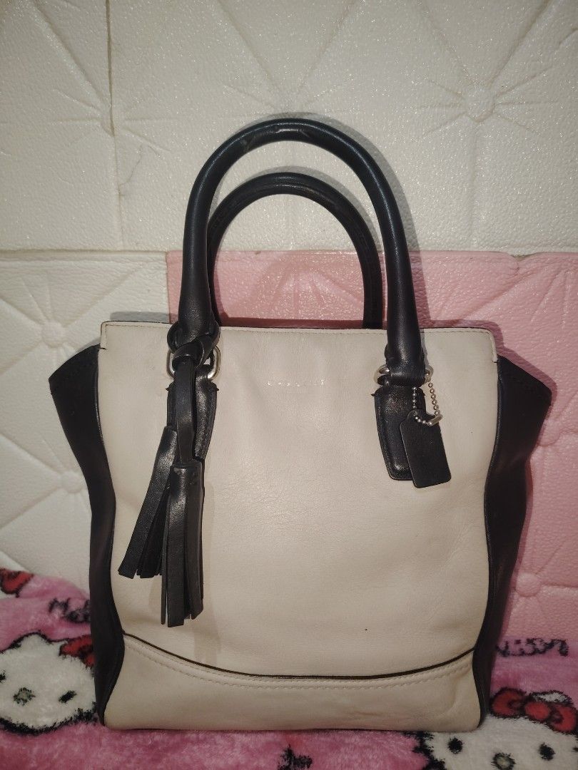 Coach mini satchel (Category: Luxury Bags & Wallets) located in Bulacan. Submitted by jhefkheelo02163 (Listing ID 1461797114, Image 1). Description: Vintage Coach mini satchel Issue Wala na og strap But may provided strap .
