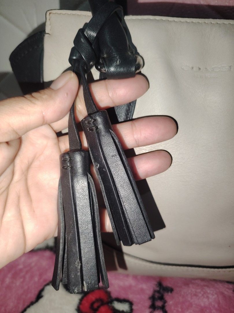 Coach mini satchel (Category: Luxury Bags & Wallets) located in Bulacan. Submitted by jhefkheelo02163 (Listing ID 1461797114, Image 3). Description: Vintage Coach mini satchel Issue Wala na og strap But may provided strap .