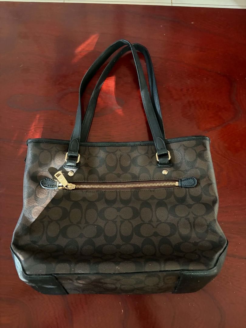 Coach Signature Canvas Tote (Category: Luxury Bags & Wallets) located in Paete. Submitted by rjpo18 (Listing ID 1461710689, Image 1). Description: Coach Signature Tote Bag Brand: Coach Style: Signature Canvas Tote / Shoulder Tote Color: Brown/Black Signature Material: Coated canvas with leather trim Hardware: Gold-tone Canvas Tote This is a pre owned bag. Authentic..