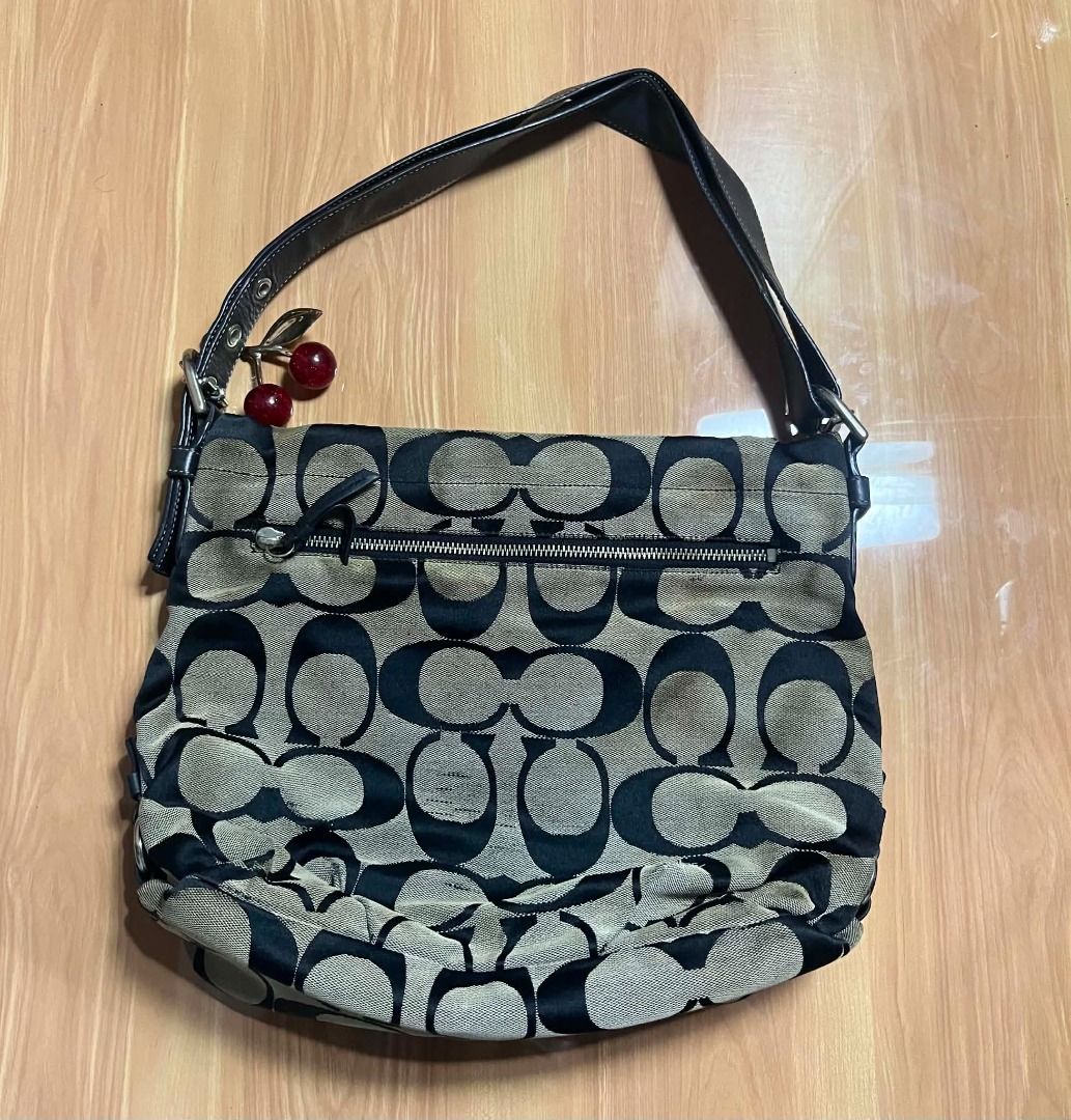 Coach Signature Hobo Bag (Category: Shoulder Bags) located in Manila. Submitted by senggggg. (Listing ID 1461756138, Image 3). Description: good condition working zip minimal rub in back washable dirt.