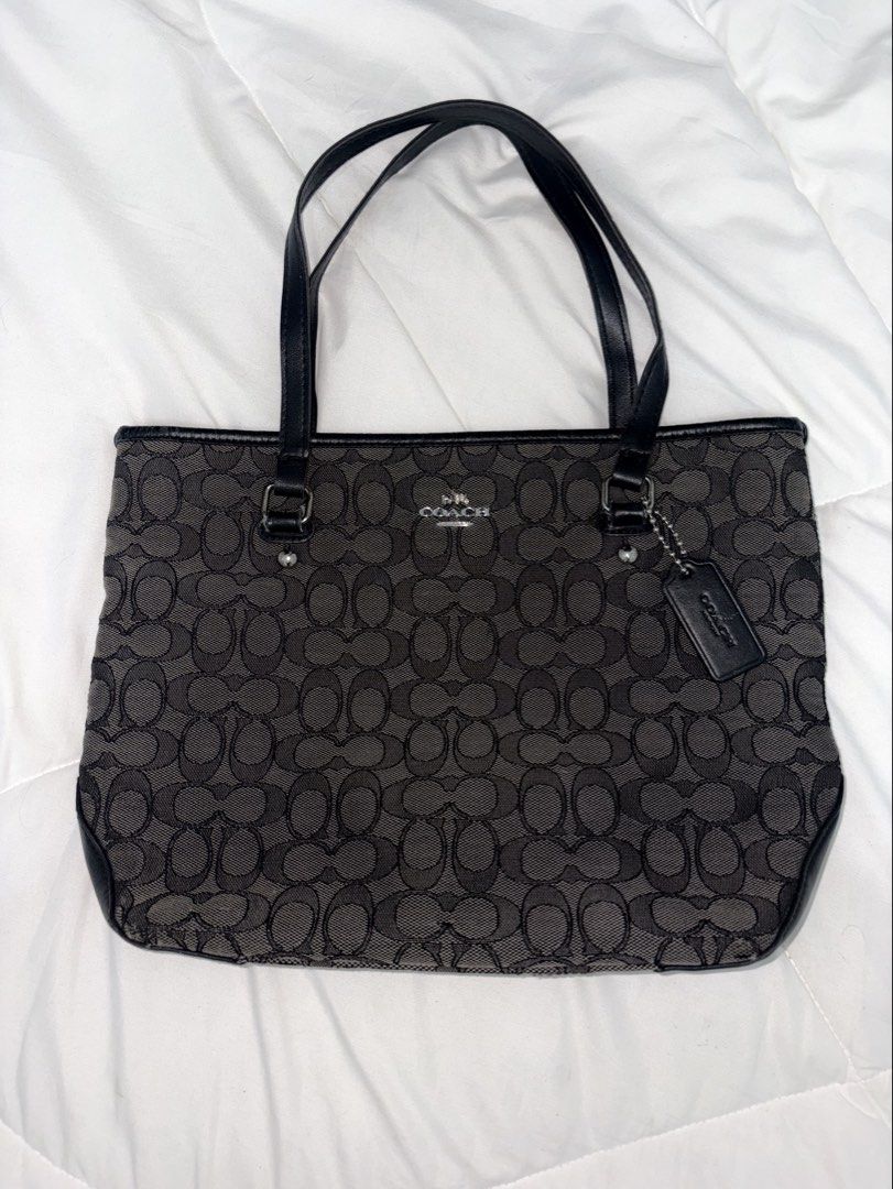 COACH Signature Tote Bag (Category: Shoulder Bags) located in Manila. Submitted by weararchive.mnl (Listing ID 1461747592, Image 1). Description: FIXED PRICE Preloved, good condition 🖤 • Signature monogram canvas • Black & charcoal colorway • Spacious everyday tote • Exterior zip pocket • Includes COACH hangtag ✨ Minor signs of use; please see photos.