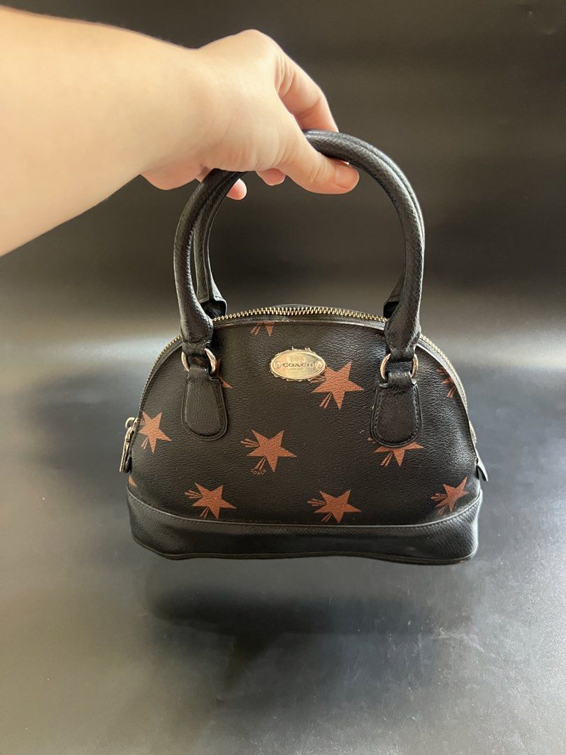 Coach Small Handbag (Category: Luxury Bags & Wallets) located in Cebu City. Submitted by sexyclosetph2.0 (Listing ID 1461562570, Image 2). Description: In great condition Has etiketa Kayu na bahala Very maliit lang po sya Ganda naman Lagyan nyo nlnng sling .