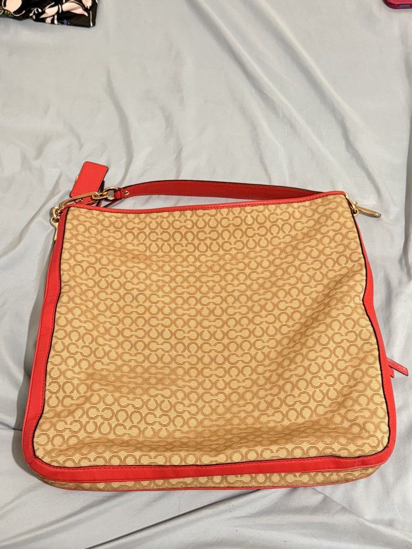 Coach tote bag (Category: Tote Bags) located in Cebu City. Submitted by wise_aiyanncray (Listing ID 1461728944, Image 3). Description: Item looks new, in very good condition .