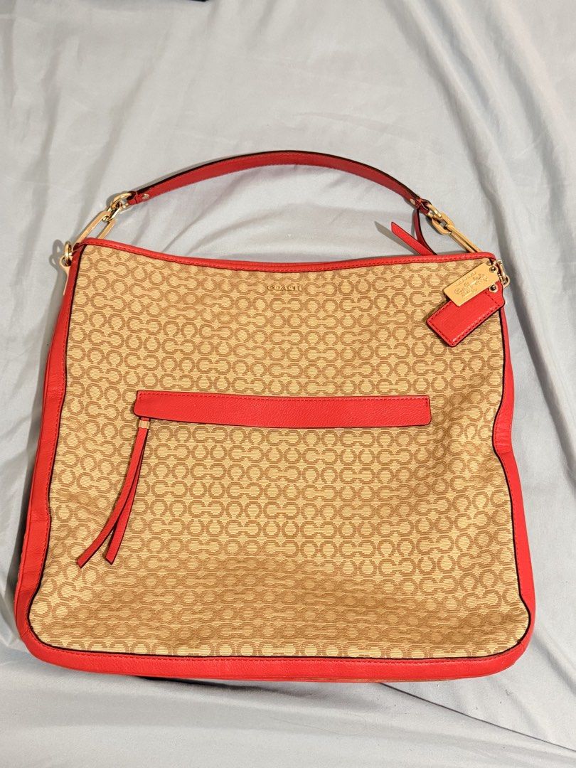 Coach tote bag (Category: Tote Bags) located in Cebu City. Submitted by wise_aiyanncray (Listing ID 1461728944, Image 1). Description: Item looks new, in very good condition .