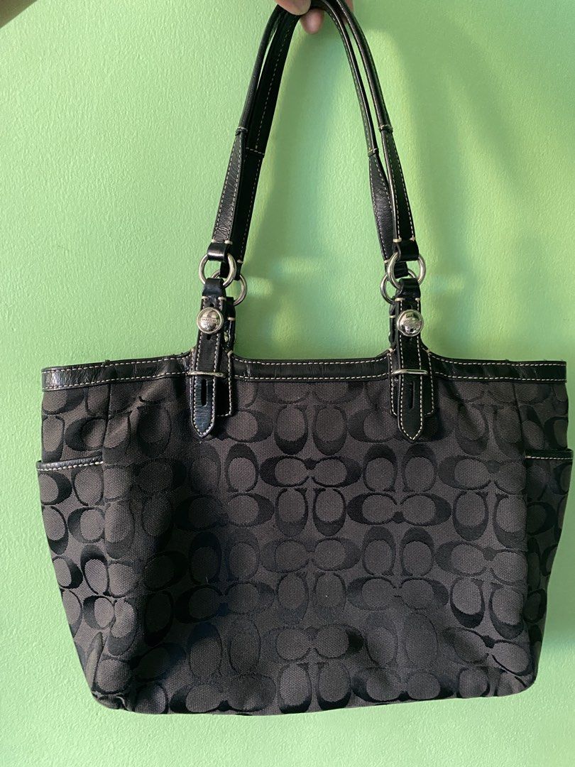 COACH VINTAGE BLACK CANVAS LEATHER (Category: Tote Bags) located in Antipolo. Submitted by marcoandpaolomerchandise (Listing ID 1461774064, Image 3). Description: COACH VINTAGE BLACK CANVAS & LEATHER Preloved Good Condition Need ng wash due to storage. Normal sign 🪧of used sa loob Location: Pagrai Antipolo ,Nagshi Ship po ako NationWide Pwede J&T or Lalamove Pick Up Please po , HUWAG po mag offer kung hindi sure buyer , kase once nag Offer kayo 