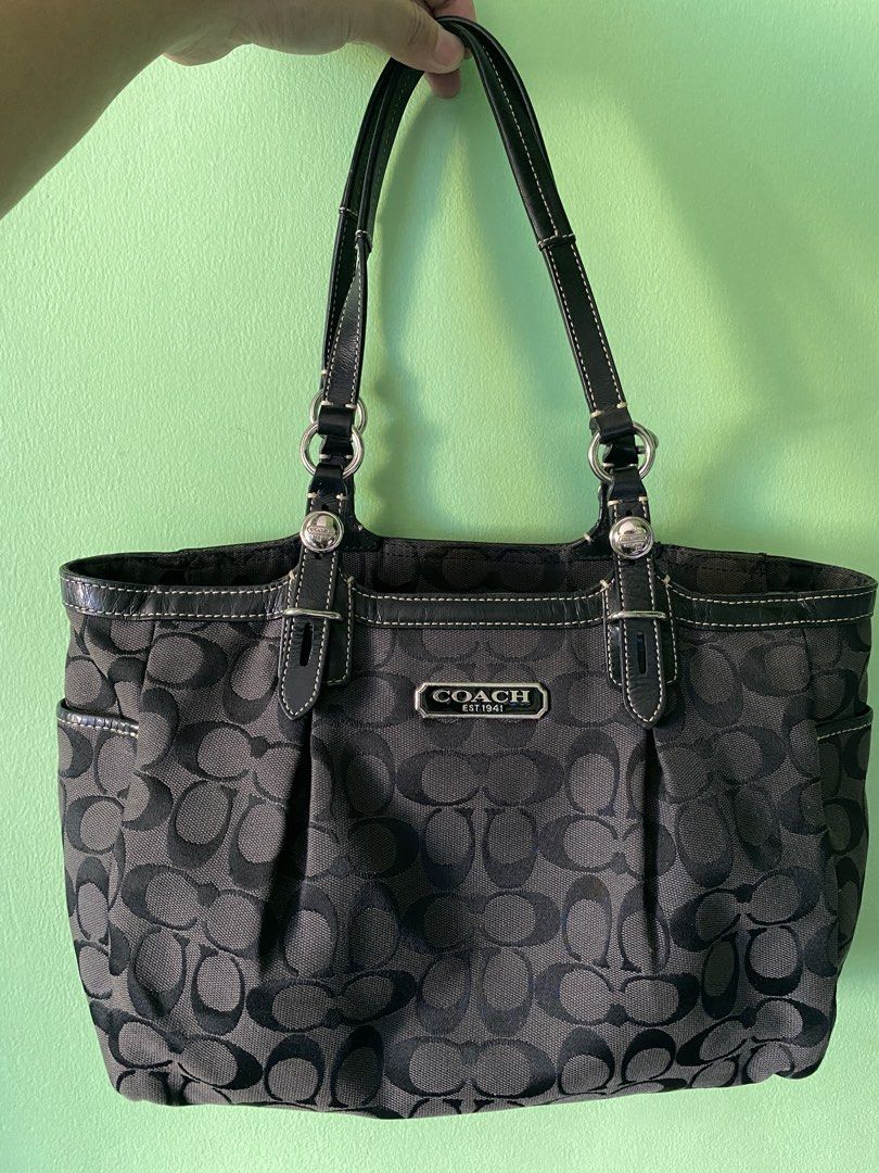 COACH VINTAGE BLACK CANVAS LEATHER (Category: Tote Bags) located in Antipolo. Submitted by marcoandpaolomerchandise (Listing ID 1461774064, Image 2). Description: COACH VINTAGE BLACK CANVAS & LEATHER Preloved Good Condition Need ng wash due to storage. Normal sign 🪧of used sa loob Location: Pagrai Antipolo ,Nagshi Ship po ako NationWide Pwede J&T or Lalamove Pick Up Please po , HUWAG po mag offer kung hindi sure buyer , kase once nag Offer kayo 
