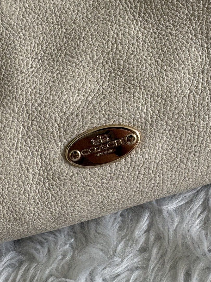 Coach vintage hobo (Category: Luxury Bags & Wallets) located in Bacolod City. Submitted by nineshop.bcd (Listing ID 1461703966, Image 3). Description: Coach Vintage Hobo Bag 🏷️3,990.00 💯Original ✅In excellent condition 🖤Onhand.