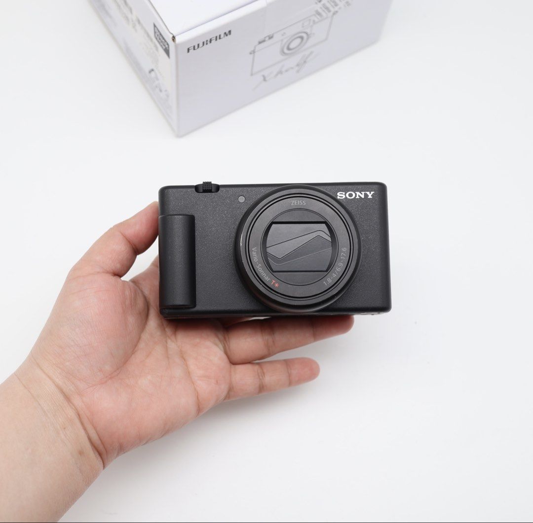 COD Sony ZV1 M2 with freebies worth 10k (Category: Cameras) located in Manila. Submitted by jaimeeloutan (Listing ID 1461713750, Image 2). Description: SONY ZV-1 Mark II Mirrorless with Sony Shooting grip wireless remote GP-VPT2BT set latest for Vloggers and Content Creators 36,490 only 📷 No issue good condition with freebies worth 10k -Sony ZV1 Mark II flipscreen vlogging-focused 20MP CMOS sensor 18-50mm equivalent F1.8-4.0 lens Exmor RS BSI CM