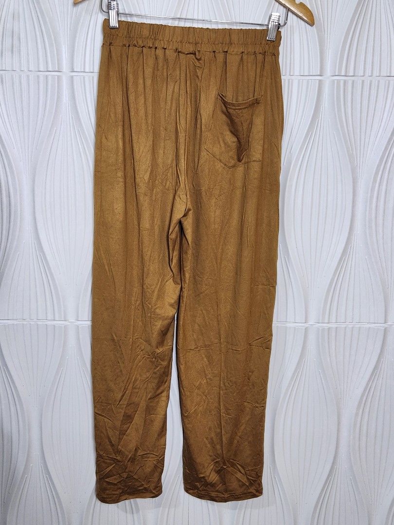 Comfy gartered Pants with pockets (Category: Other Bottoms) located in Marikina City. Submitted by KanamiFinds (Listing ID 1461751120, Image 2). Description: waist: 26 to 40 inches length: 38 inches from waist Med to Large.