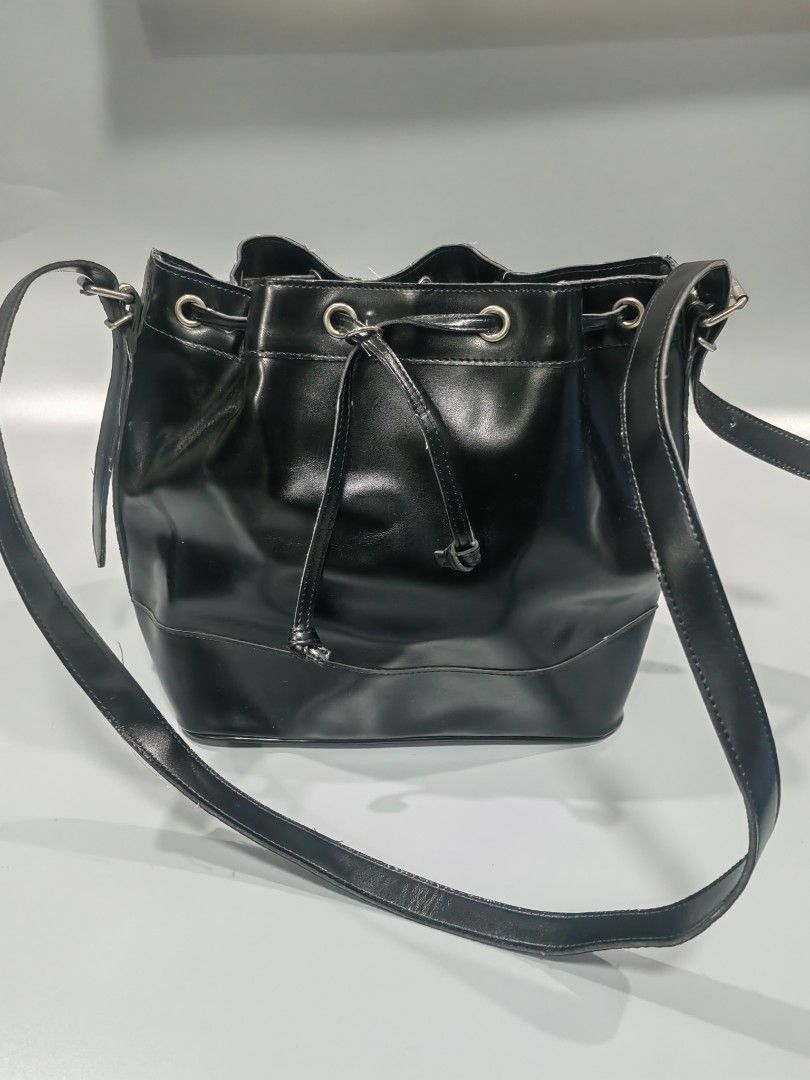 Comme des garcons bucket bag unisex (Category: Cross-body Bags) located in Santa Rosa. Submitted by _ba_mo_si_ (Listing ID 1461637955, Image 1). Description: Plus sf Bag only Dm.