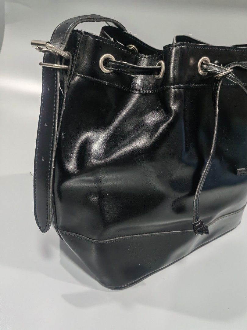 Comme des garcons bucket bag unisex (Category: Cross-body Bags) located in Santa Rosa. Submitted by _ba_mo_si_ (Listing ID 1461637955, Image 3). Description: Plus sf Bag only Dm.