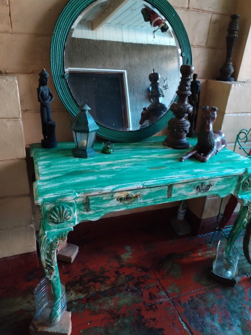 console table with mirror (Category: TV Consoles) located in Mandaluyong City. Submitted by katkat888kit (Listing ID 1461621117, Image 3). Description: console table with mirror 8000 9nly 48x26 inches height 30 inches wood old tanguile wood fastrack pick up only or via lalamove mandAluyong city.